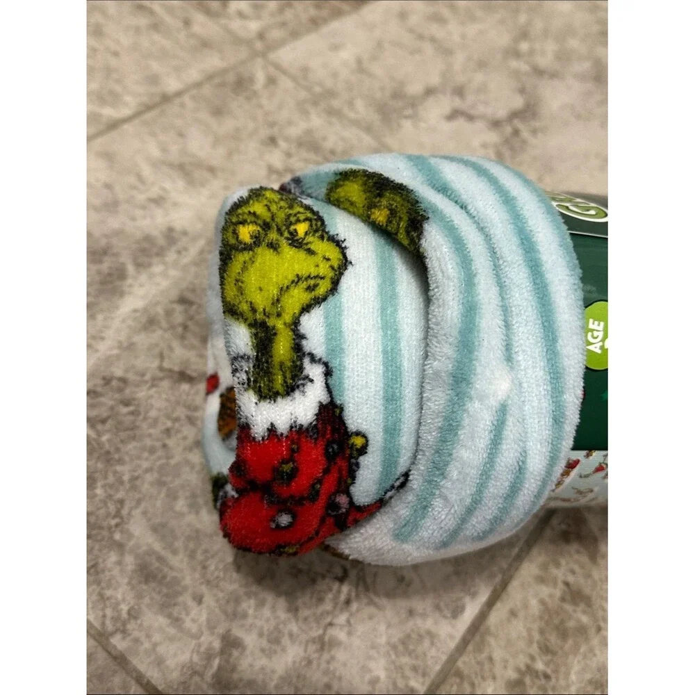 The Grinch Super Plush Throw Blanket NEW Dr Seuss Soft Warm 46” X 60”
